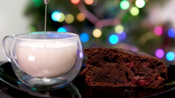 Milchaufschäumer Mit Cappuccino Kocher Glasbecher Brownie Kuchen Mit Kirschen Weihnachtsbaum — Stockvideo