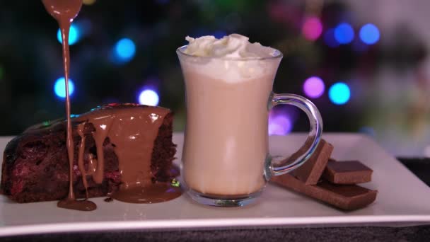 在城市灯火辉煌的背景下 将热巧克力倒在融化的巧克力盘上 卡布奇诺卡布奇诺圣诞咖啡馆 温暖的夜晚 — 图库视频影像