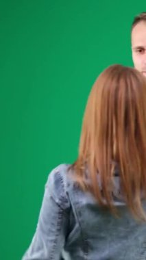 Yeşil arka planda dans eden Chromakey erkek ve kadın kot elbiseli popüler Latin Amerika dans gülümsemesinden dans ederek birlikte zaman geçiriyorlar. sağlığın korunması