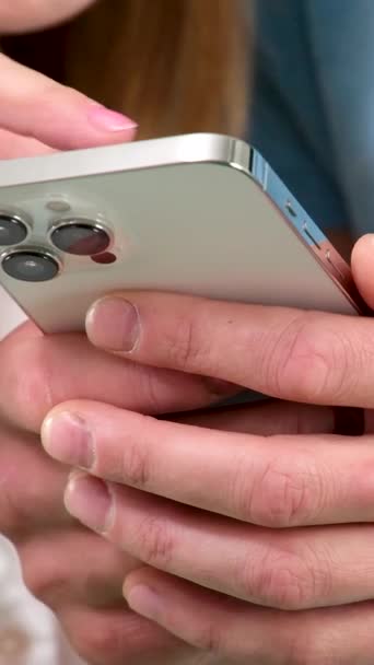 Orang Tidak Dikenal Tangan Orang Pria Wanita Dengan Telepon Mencari — Stok Video