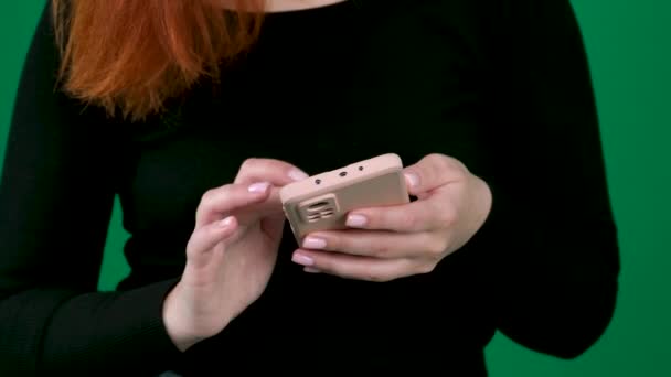 Frau Der Hand Hält Handy Touchscreen Eingabe Blätterseite App Smartphone — Stockvideo
