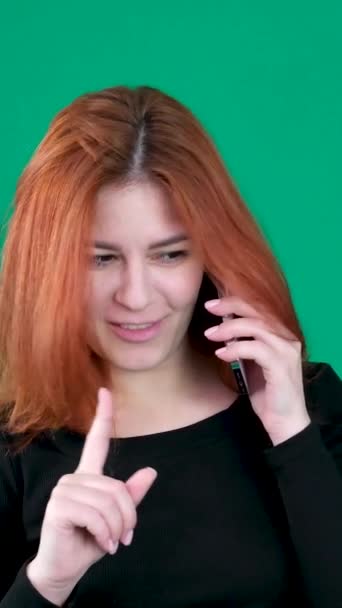 Vertikales Video Rote Haare Junge Frau Auf Grünem Hintergrund Einem — Stockvideo
