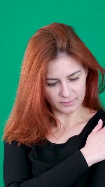 Женщина Молится Просит Услуге Зеленом Экране Высококачественные Кадры — стоковое видео