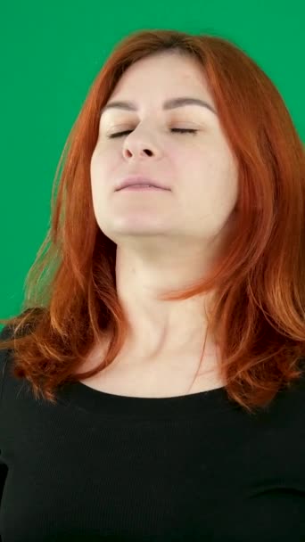 慢慢地放松一下 吸气屏住呼吸闭上你的眼睛年轻红头发女人的脸在绿色的背景下深吸一口气放松一下你会发现自己很平静 高质量的 — 图库视频影像