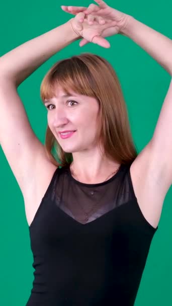一个有着绿色背景的年轻女人在一个彩色的关键工作室里感情亲密 浅色皮肤的欧裔美国人 加拿大 — 图库视频影像
