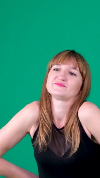 Charmante Junge Frau Posiert Studio Vor Grauem Hintergrund Glättet Ihre — Stockvideo