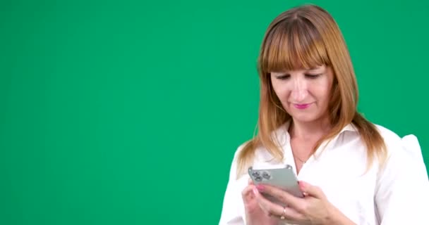 Tilt Side Slowmo Caucasian Businesswoman Beige Shirt Typing Message Phone — Stock Video