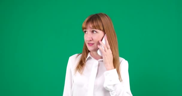 Skutečná Obyčejná Žena Hispánskými Rysy Mluví Telefonu Mladá Žena Zeleném — Stock video