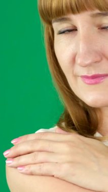 Stüdyoda Kız Mükemmel Yüze Dokunuyor. Krom anahtar bir stüdyo duygularında yeşil arka planda yüksek kaliteli genç bir kadın. Açık tenli Avrupalı Amerikalı. Kanada