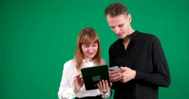 Ofis çalışanları pencerede durur ve insan ellerinde dizüstü bilgisayara odaklanırlar. Pozitif insanlar ekrana bakıp gülümser ve konuşurlar. Yüksek kalite 4k görüntü