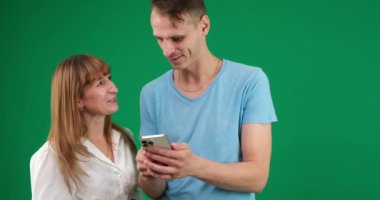 Yatakta dijital tablet kullanan mutlu genç çift. Yatak odasında tabletle alışveriş yapan çift. Kadın ve erkek evde tablet bilgisayar kullanıyor. Gerçek zaman. Yüksek kalite 