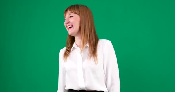Studioporträt Einer Selbstbewusst Lächelnden Jungen Frau Die Gegen Eine Junge — Stockvideo