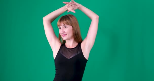 Junge Frau Auf Grünem Hintergrund Einem Chroma Schlüsselstudio Emotionen Nahaufnahme — Stockvideo