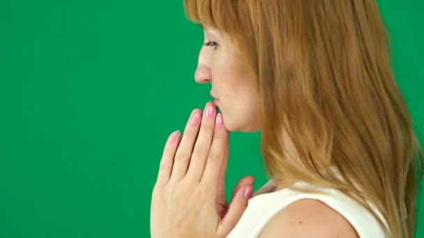 Женщина Молится Руками Вместе Молодая Женщина Зеленом Фоне Хрома Ключевых — стоковое видео