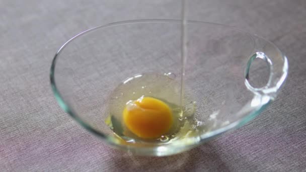 Розбиваємо Розливаємо Яйце Склянку Жінки Тримають Тріснуте Яйце Розбиваємо Яйце — стокове відео