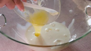 Sütlü yumurta ekleyin. Tatlıya bal ekleyin. Pasta pişirin. Mutfakta cam kaşık. Yüksek kalite 
