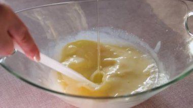 Hamur yoğurma malzemelerine ayçiçeği zeytinyağı eklersek kenarlara yağ sıçratır ve cam mendiller mutfakta hamur yoğurur pasta hazırlar. Yüksek kalite