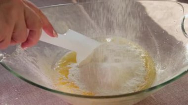 Noel için lezzetli meyveli turta hazırlama, üzerine pudra şekeri ve fındık ekleme video seti serpiştirme ve unlu yumurta, donmuş yaban mersini ekleme süreci. Yüksek kalite