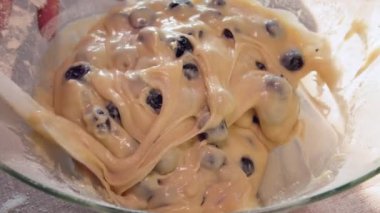 Noel için lezzetli meyveli turta hazırlama, üzerine pudra şekeri ve fındık ekleme video seti serpiştirme ve unlu yumurta, donmuş yaban mersini ekleme süreci. Yüksek kalite