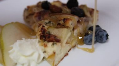 Ahşap masada armutlu taze İtalyan pizzası. Lezzetli tarif. Pizzacı şefin fırından erimiş peynirli pizza koyduğu iştah açıcı yakın çekim. Yüksek kalite 4k görüntü