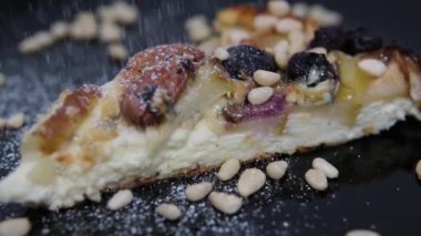 Pudra şekerli lezzetli turta armut ve kremalı peynirli peynirli kek fındıklı badem ve fındıklı fındıklı fındıklı fındıklı fındıklı ve kaju fıstıklı tatlı şekerli. İştah açıcı