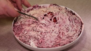 Shuba salatası pişirme pancarı havuç mayonez havuç patates soğan ve ringa salatasının en üst tabakasına yayıldı kış salatası tatma hazırlığı Slav yemeği için. Yüksek kalite