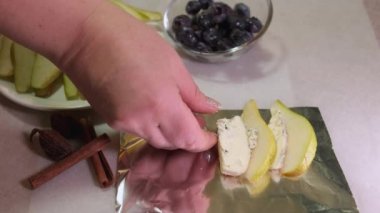 Mavi peynirli armutlar, küflü peynir ve bal, folyoyla dilimlenmiş lezzetli diyet tatlıları pişirmeye hazır olun. Dilimlenmiş peynirle armut ve peynir salatası yapıyorum. 