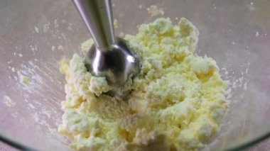 Süzme peynir turtası hazırlamak bir yumurtayı süzme peynire bölmek şeker ve unu karıştırmak birkaç video işlem malzemesi evde lezzetli, sağlıklı cam kâse yemekleri pişirmek. Yüksek kalite