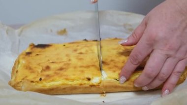 Süzme peynirli pastayı kes. Bayramlık kısayol cheesecake. Bir dilim pasta kes. Yüksek kalite 4k görüntü