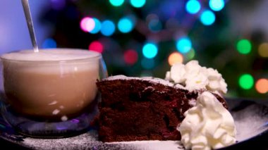 Cappuccino ve tahtada krema olan beyaz kekler. Kahverengi arka planda Latte Macchiato. Yüksek kalite Brownie kremalı şekerli çikolatalı pasta.