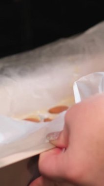 Noel için lezzetli meyveli turta hazırlama, üzerine pudra şekeri ve fındık ekleme video seti serpiştirme ve unlu yumurta, donmuş yaban mersini ekleme süreci. Yüksek kalite