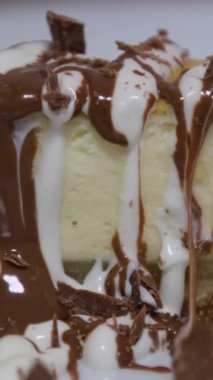 Mutfak tezgahında kek tepsisinin üzerinde duran nefis fırında peynirli kek. Tatlı yemek, tatlı. Yüksek kalite 4k görüntü