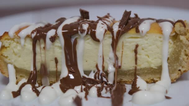 キッチンカウンターのケーキパンに横たわる美味しい焼きチーズケーキ 甘い食べ物 デザート 高品質の4K映像 — ストック動画