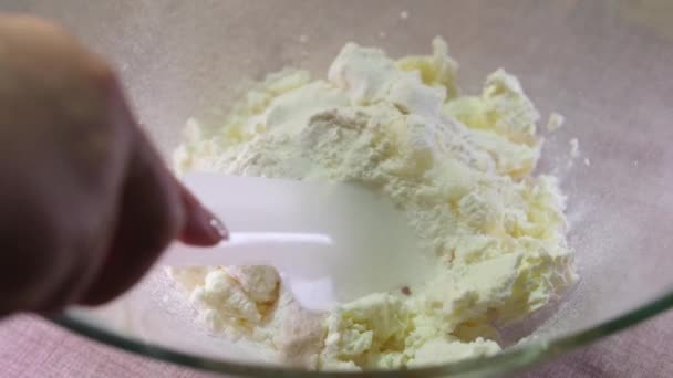 Przygotowanie Twarożku Serem Rozbić Jajko Twarożku Dodać Cukier Mąkę Wymieszać — Wideo stockowe