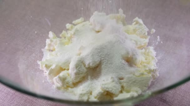 Приготовление Творожный Пирог Разбить Яйцо Творог Добавить Сахар Муку Смешать — стоковое видео
