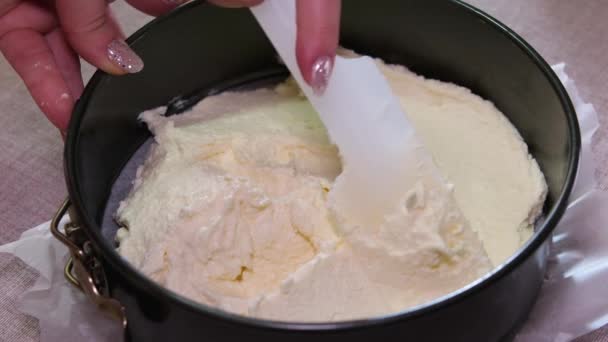 Preparando Torta Queijo Cottage Quebrar Ovo Queijo Cottage Adicionar Açúcar — Vídeo de Stock