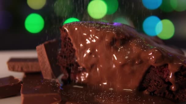 甜甜的蜂蜜和巧克力饼干放在黄色背景的木板上 咖啡豆落在烤箱附近的木板上 慢动作 4K镜头 — 图库视频影像
