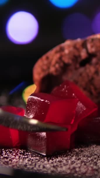 Corte Com Uma Colher Pedaço Delicioso Bolo Chocolate Brownie Com — Vídeo de Stock