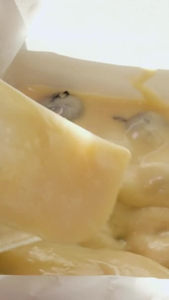 粉砂糖とナッツのビデオセットで振りかけるクリスマスのための美味しいベリーストローデルを準備するプロセスと小麦粉の卵砂糖凍結ブルーベリーを追加するプロセス成分 高品質で — ストック動画