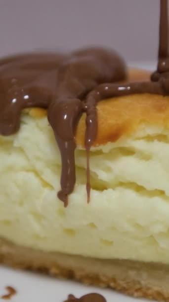 Versare Cioccolato Sul Cioccolato Latte Cheesecake Base Torta Fiocchi Latte — Video Stock