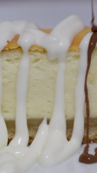 巧克力酱汁倒入芝士蛋糕片 椰子腰果芝士蛋糕片与巧克力酱汁 高质量的4K镜头 — 图库视频影像