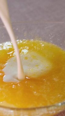 Noel için lezzetli meyveli turta hazırlama, üzerine pudra şekeri ve fındık ekleme video seti serpiştirme ve unlu yumurta, donmuş yaban mersini ekleme süreci. Yüksek kalite