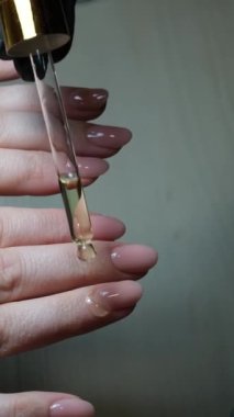 Manikür salonundaki kadının, metal tırnak törpüsüyle güzellik uzmanı tarafından manikür yapıldığı yakın çekim. Spa merkezinde manikür yaptıran bir kadın. Güzellik uzmanı lüks salondaki bir müşteriye çivi çakıyor. Yüksek kalite