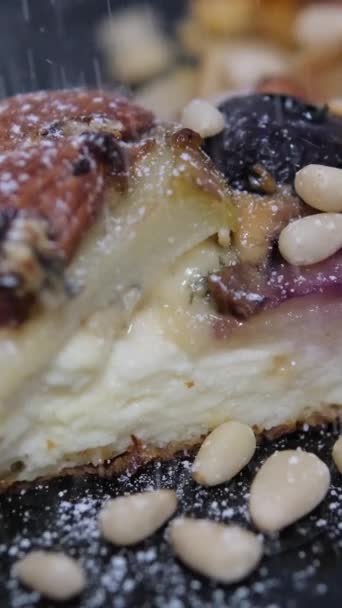 케이크와 아몬드와 맛있는 접시에 캐슈와 맛있는 스프링클 맛있는 디저트 — 비디오