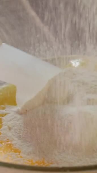 Процесс Приготовления Вкусного Ягодного Штруделя Рождественской Выпечки Посыпанного Сахарной Пудрой — стоковое видео