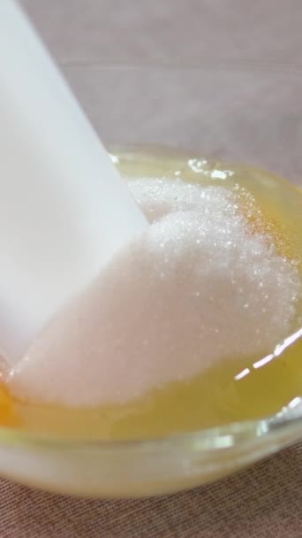 Una Ciotola Trasparente Con Uova Verso Cucchiaio Latte Preparare Impasto — Video Stock