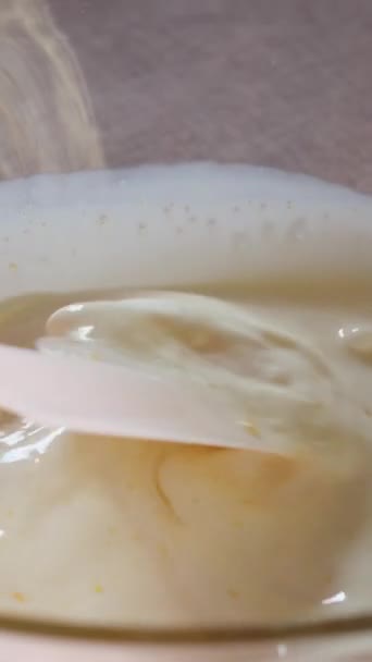 粉砂糖とナッツのビデオセットで振りかけるクリスマスのための美味しいベリーストローデルを準備するプロセスと小麦粉の卵砂糖凍結ブルーベリーを追加するプロセス成分 高品質で — ストック動画