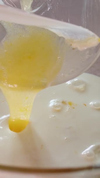 在烘焙食品中加入蜂蜜准备甜点烘焙蛋糕厨房里的玻璃器皿塑料勺子准备好吃的食物配料准备面团 高质量的 — 图库视频影像