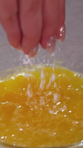 Процесс Приготовления Вкусного Ягодного Штруделя Рождественской Выпечки Посыпанного Сахарной Пудрой — стоковое видео