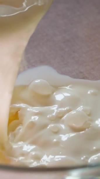 Giet Het Deeg Een Grote Glazen Container Eieren Suiker Melk — Stockvideo